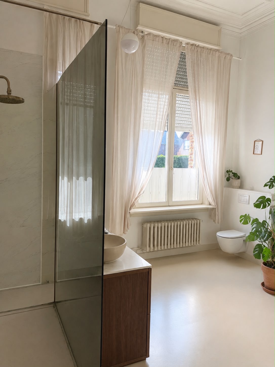 Badkamer met marmeren inloopdouche en houten wastafelmeubel