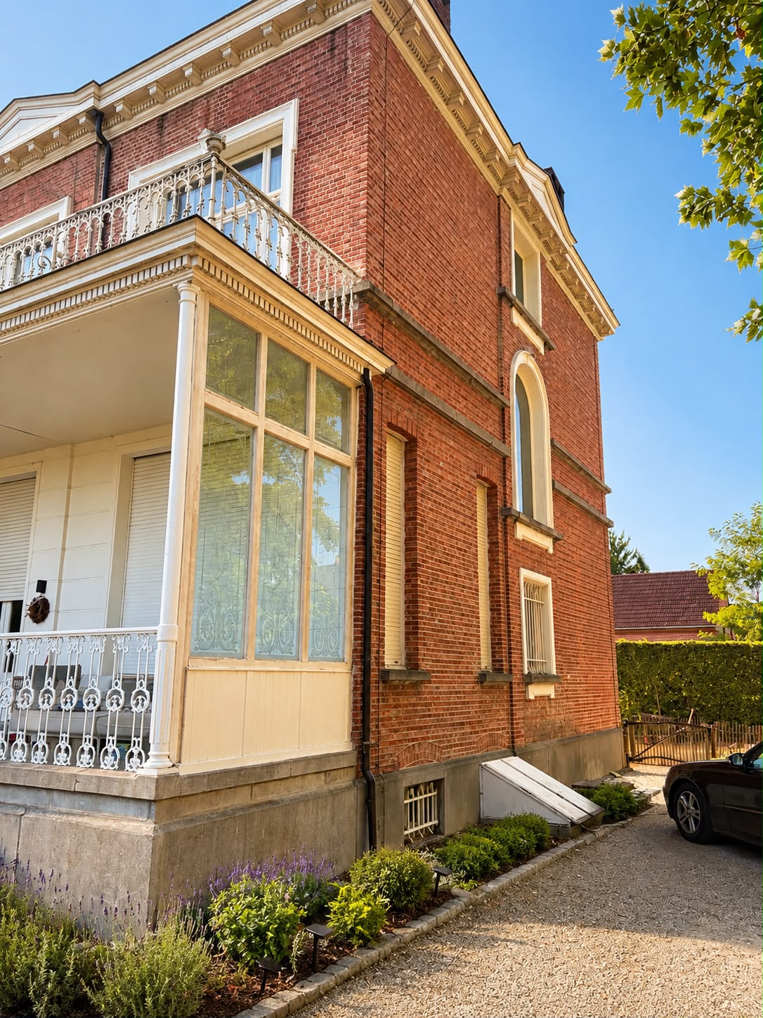 Zijgevel met veranda en smeedijzeren balkon