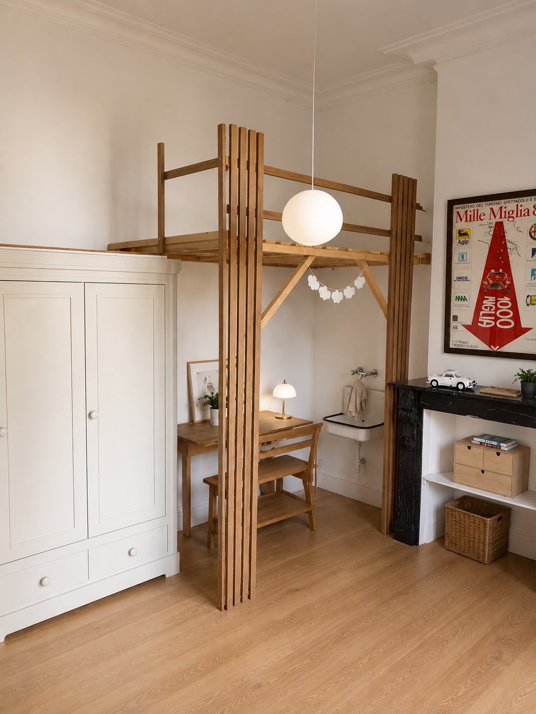 Kamer met houten hoogslaper en bureau
