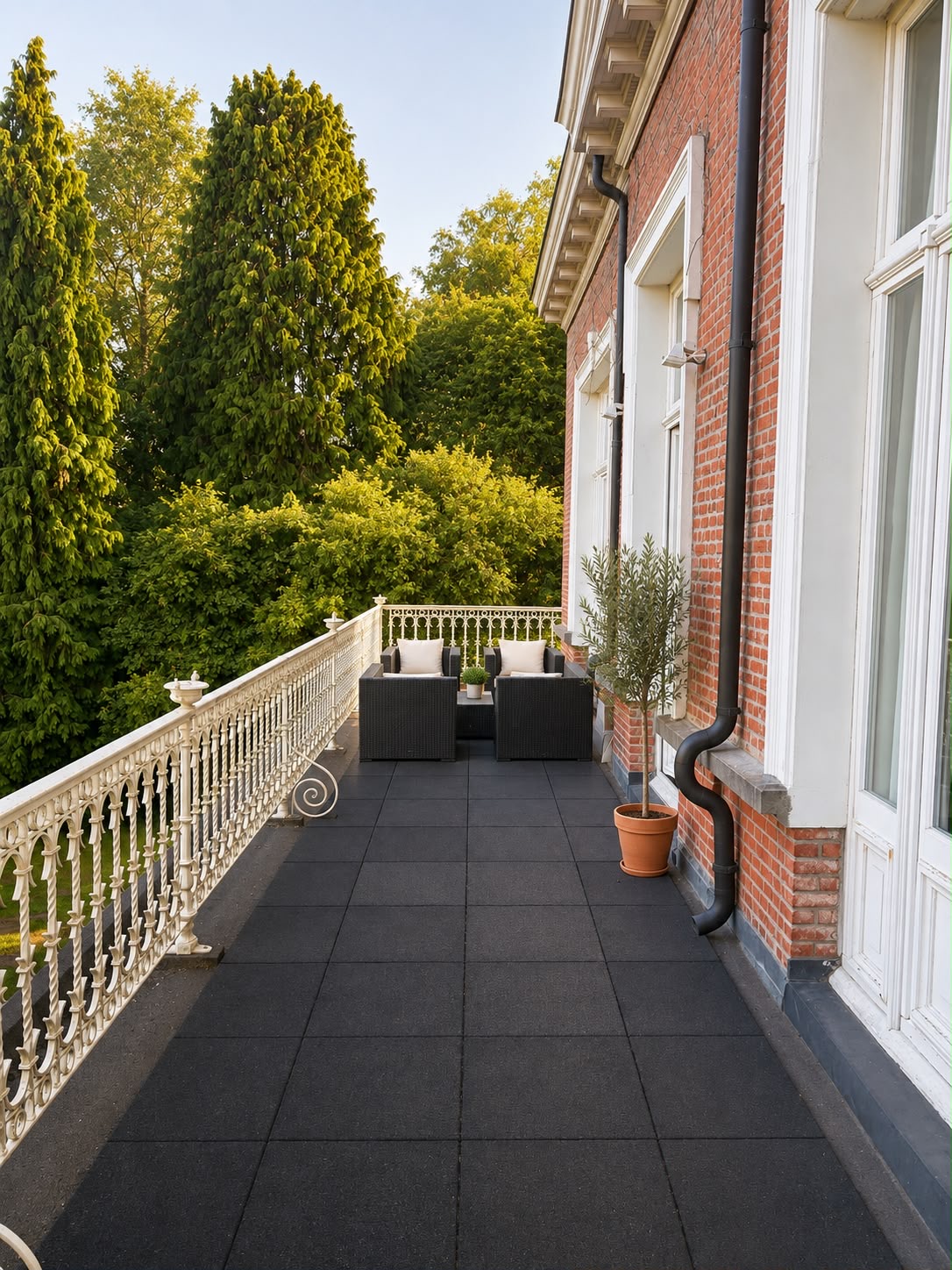 Terras op de eerste verdieping met zicht op de tuin