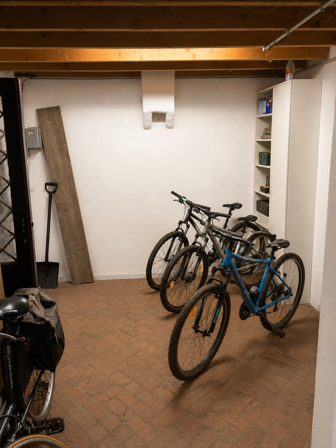 Fietsenberging met houten balkenzoldering