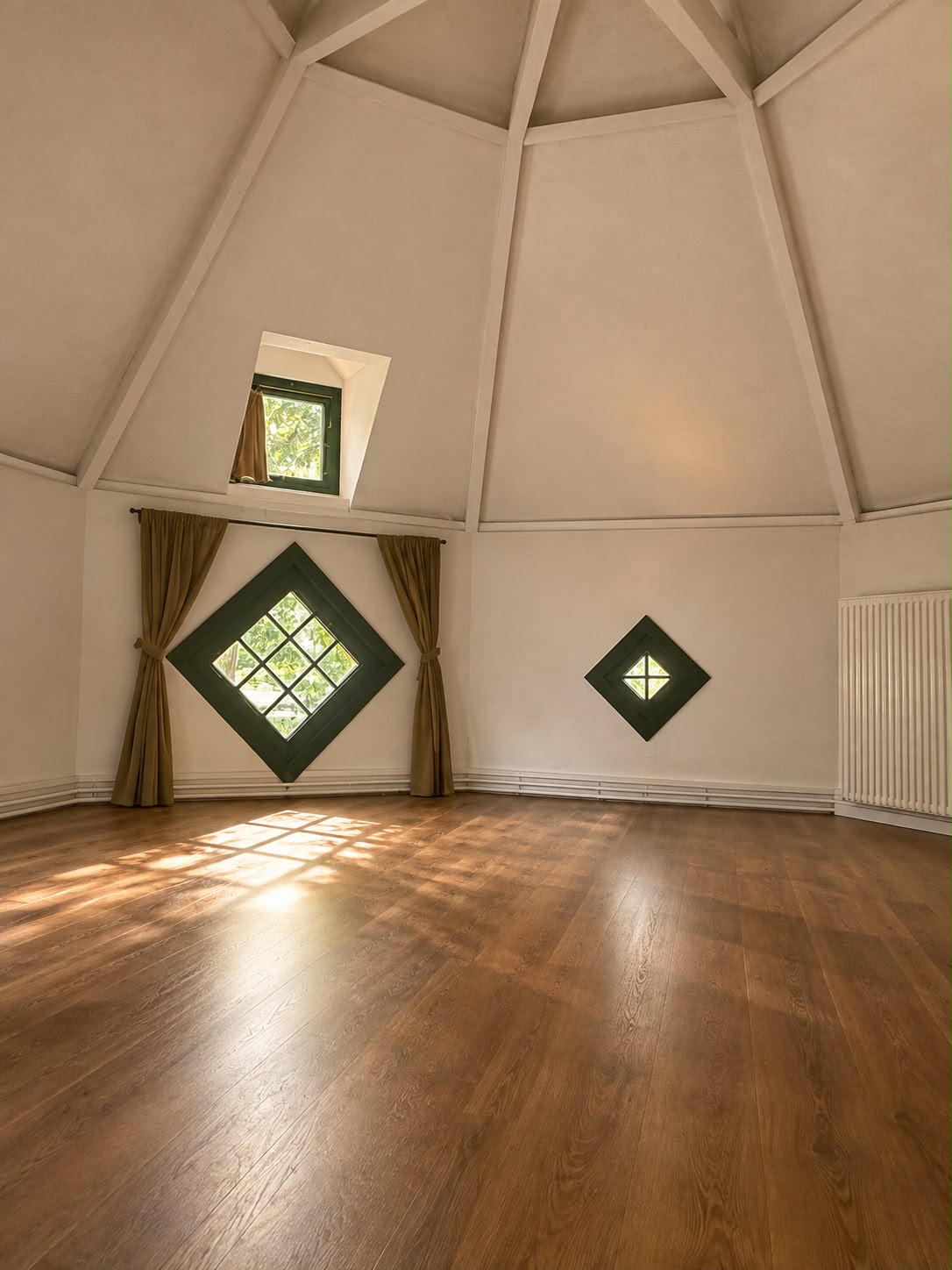 Achthoekige kamer met houten vloer en ruitvormige ramen