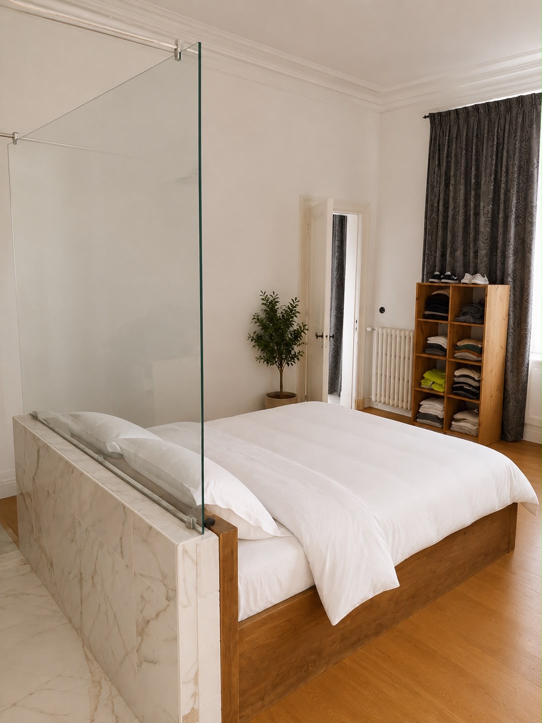 Master bedroom met marmeren badwand en inloopdouche