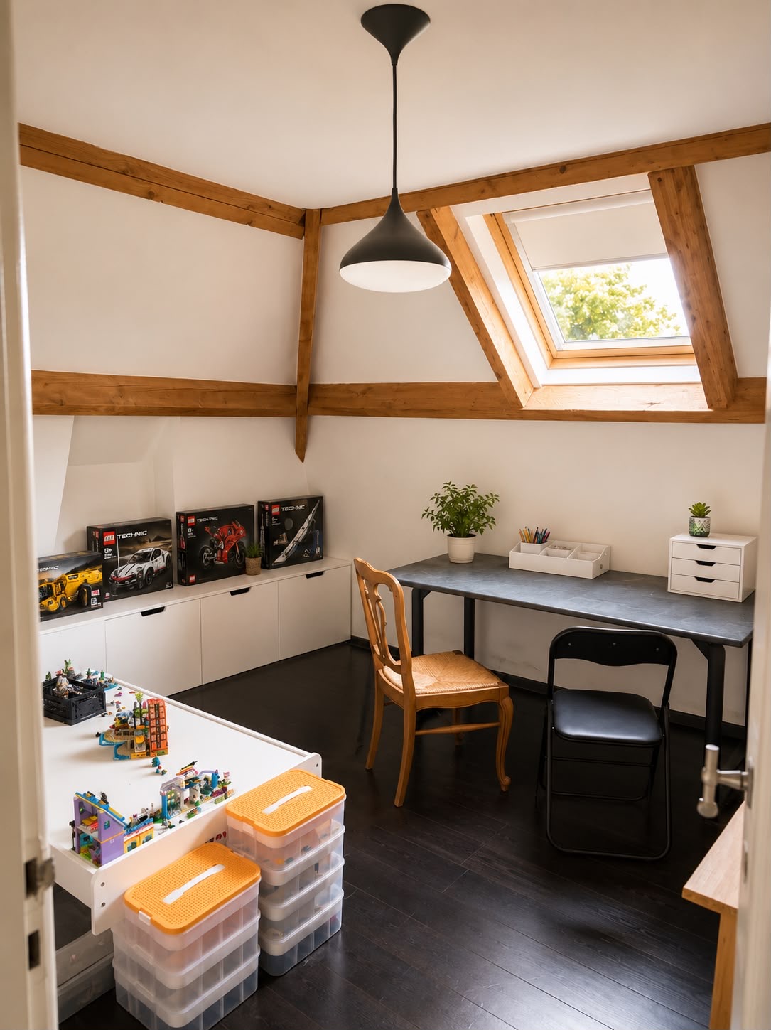 Kinderkamer met balken en dakraam