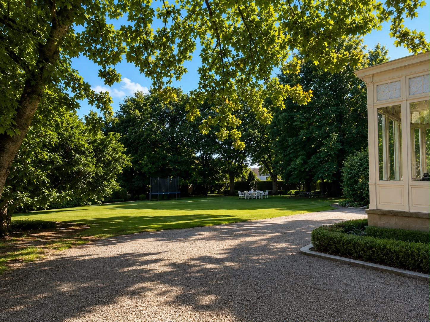 Grasperk en grindoprit naast de historische veranda