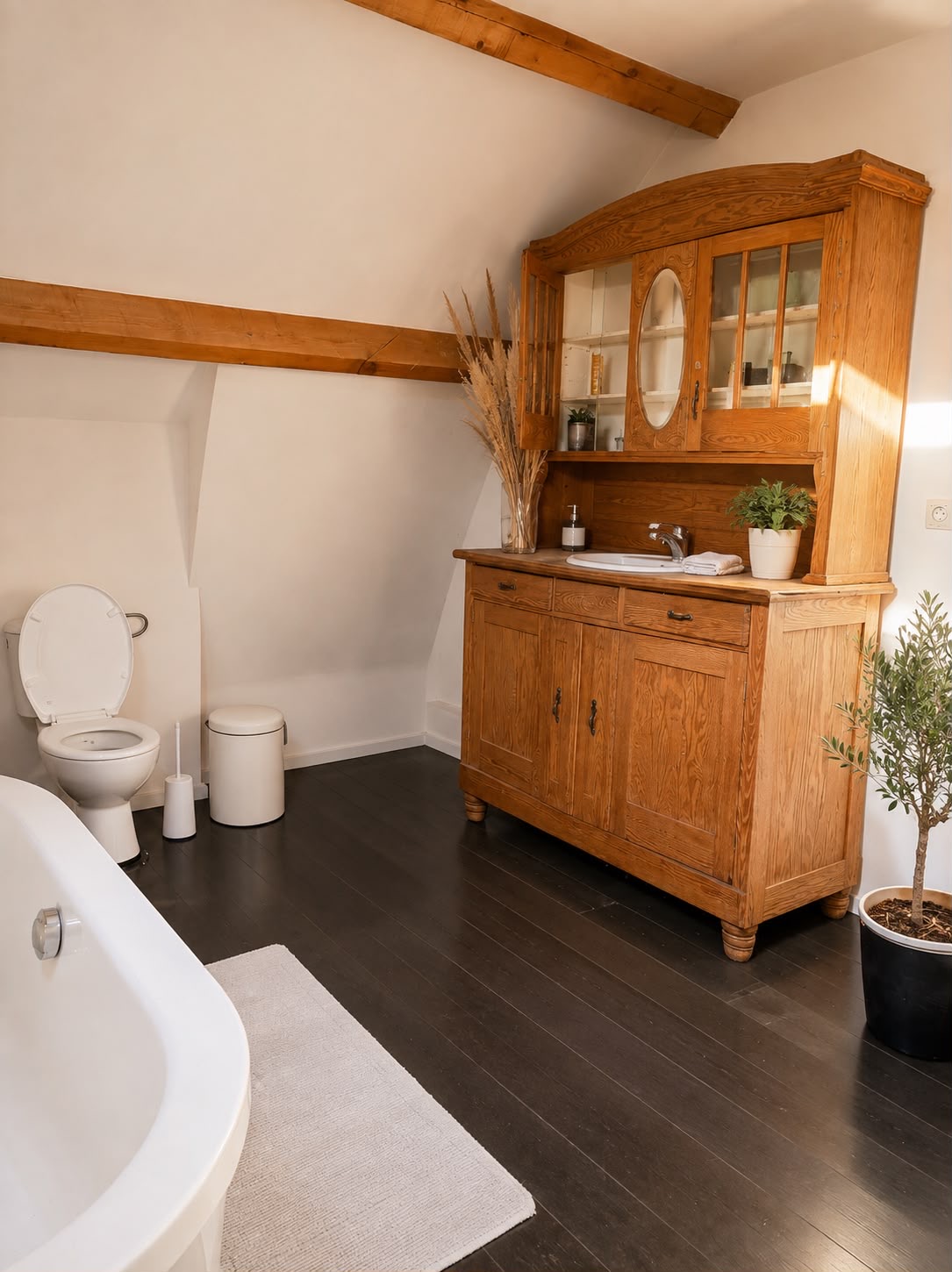Badkamer met antieke wastafelkast