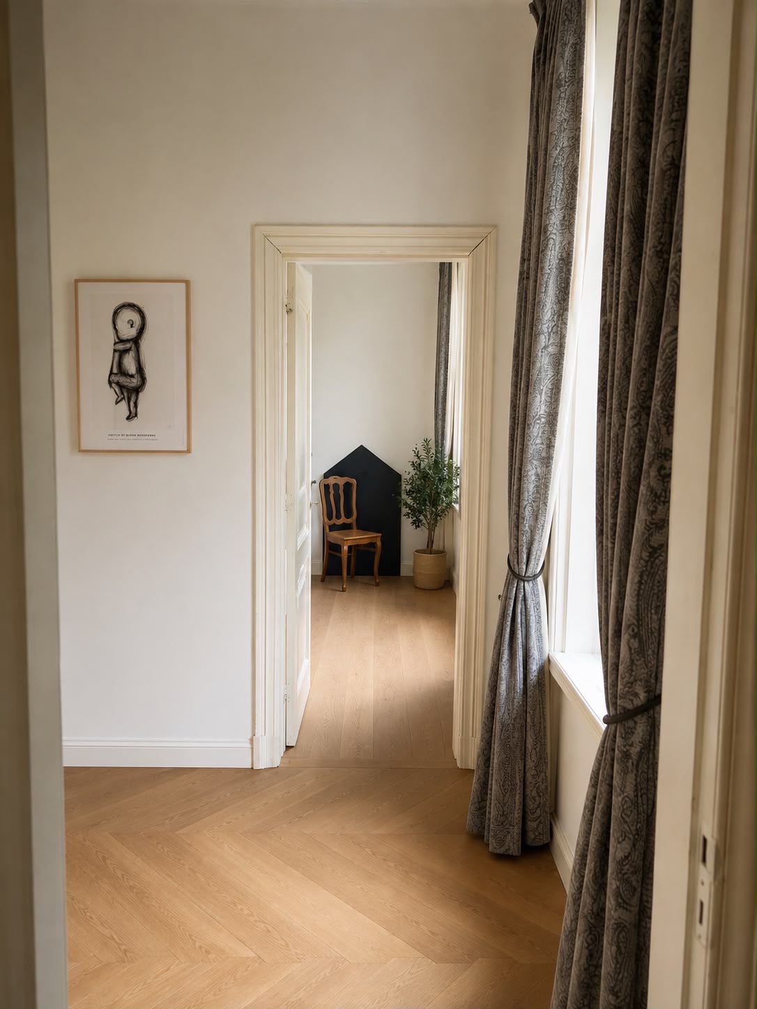 Overloop met visgraatparket en zicht op de kamers