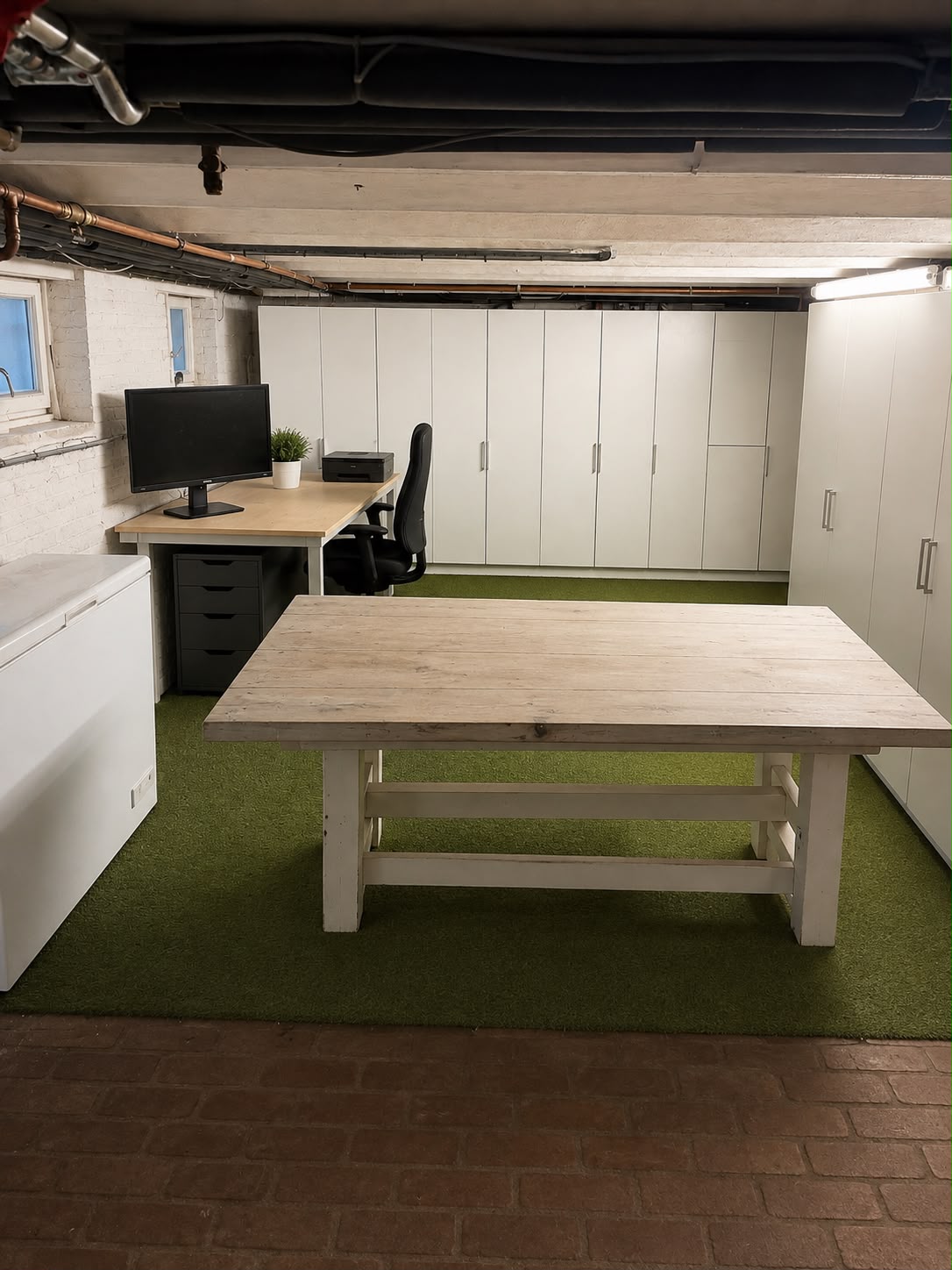 Souterrain met bureau en grote werktafel