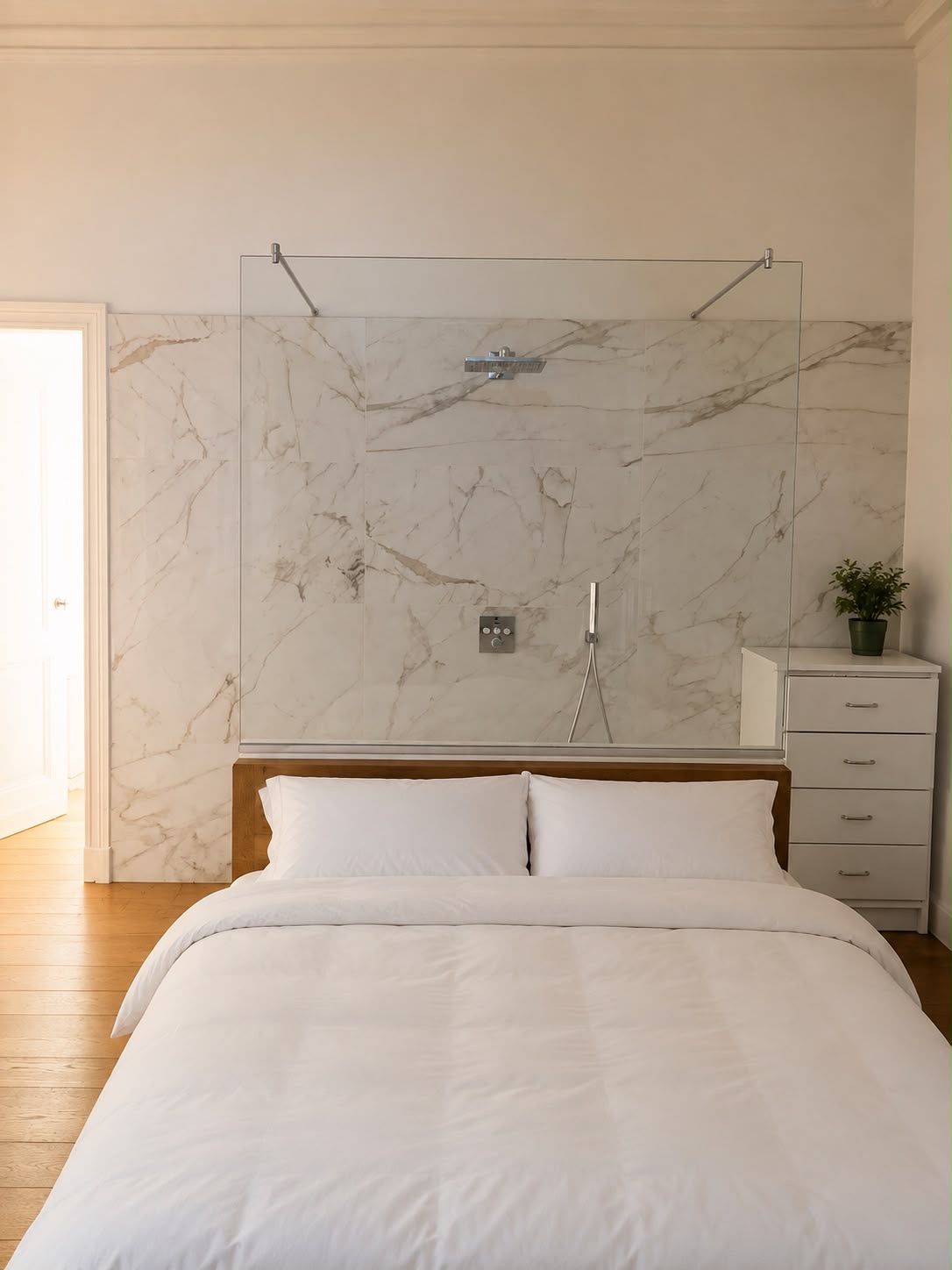 Regendouche achter marmeren wand in de master