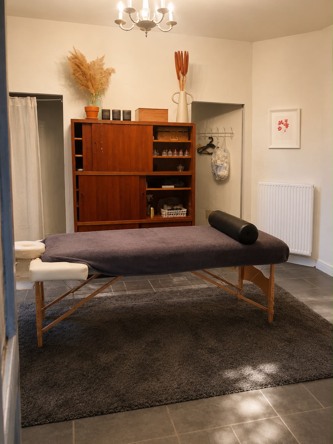 Praktijkruimte met behandeltafel en vintage kast